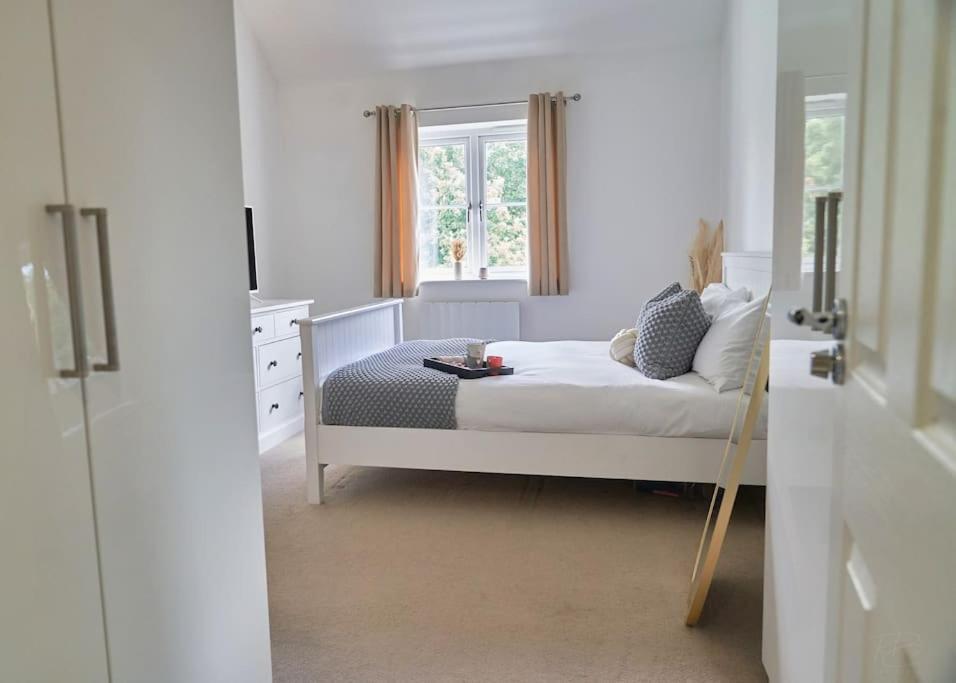 Stunning Luxury 2 Bed Apartment With En-Suite In Wokingham City Centre Экстерьер фото