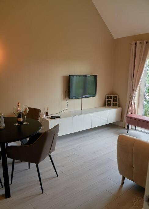 Stunning Luxury 2 Bed Apartment With En-Suite In Wokingham City Centre Экстерьер фото