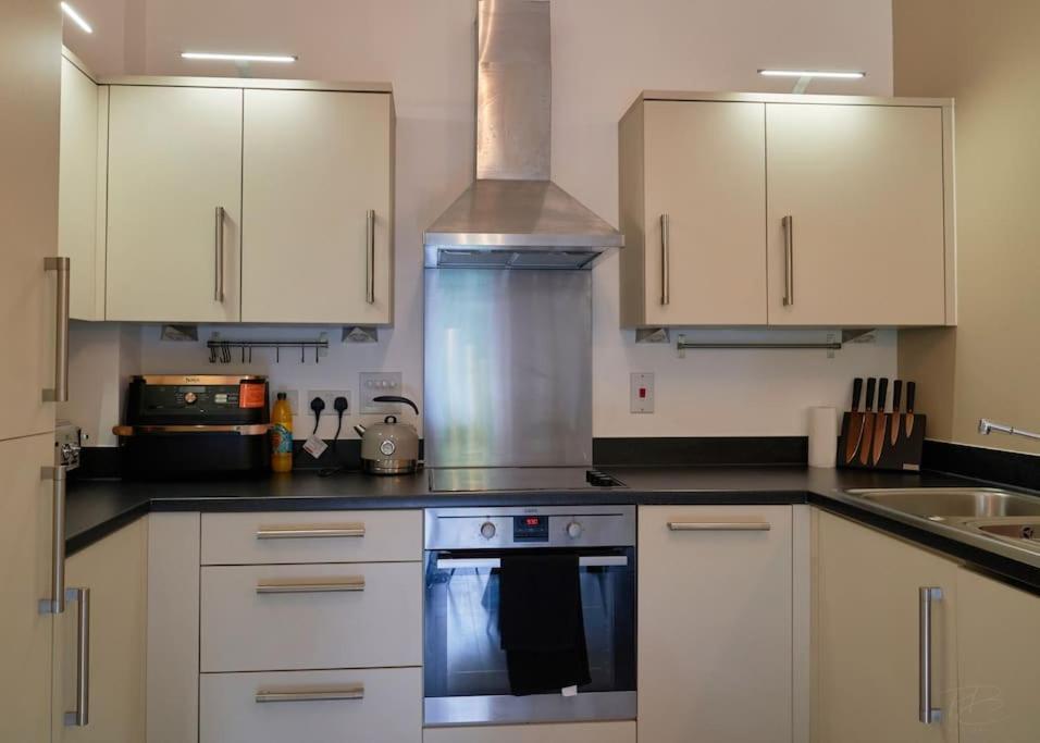 Stunning Luxury 2 Bed Apartment With En-Suite In Wokingham City Centre Экстерьер фото