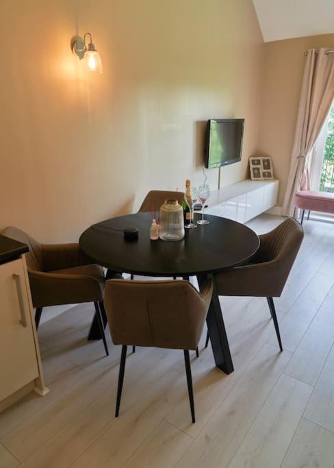Stunning Luxury 2 Bed Apartment With En-Suite In Wokingham City Centre Экстерьер фото