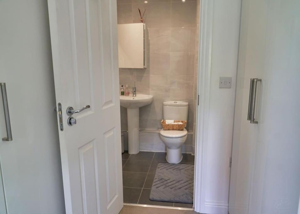 Stunning Luxury 2 Bed Apartment With En-Suite In Wokingham City Centre Экстерьер фото