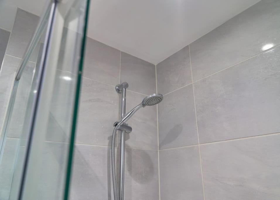 Stunning Luxury 2 Bed Apartment With En-Suite In Wokingham City Centre Экстерьер фото