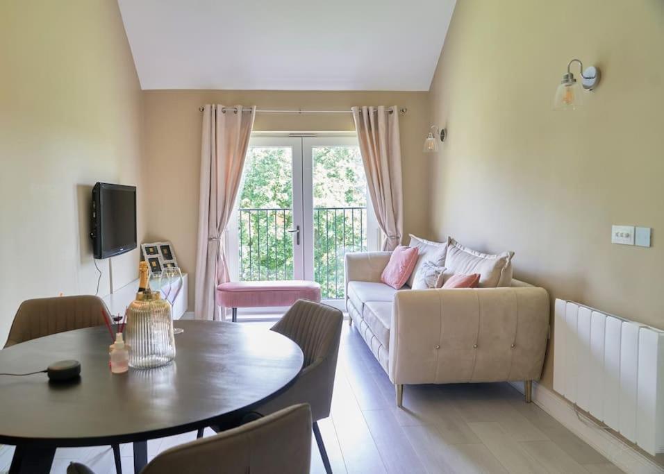 Stunning Luxury 2 Bed Apartment With En-Suite In Wokingham City Centre Экстерьер фото